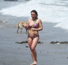 Соблазнительные сосочки Хилари Дафф в мокром купальнике на пляже Малибу фото #4