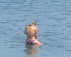 Соблазнительные сосочки Хилари Дафф в мокром купальнике на пляже Малибу фото #8