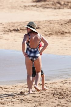 Красотка Хилари Дафф в сексуальном купальнике в Мауи фото #9