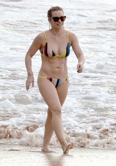 Сексуальная Хилари Дафф в ярком бикини на пляже Мауи фото #2