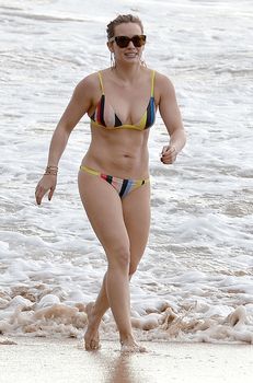 Сексуальная Хилари Дафф в ярком бикини на пляже Мауи фото #3