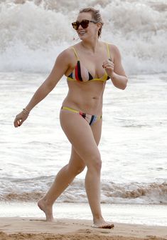 Сексуальная Хилари Дафф в ярком бикини на пляже Мауи фото #5
