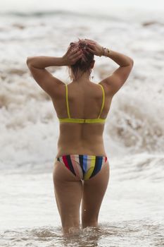 Сексуальная Хилари Дафф в ярком бикини на пляже Мауи фото #11