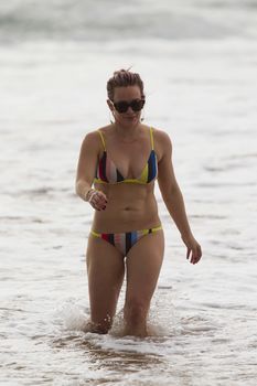 Сексуальная Хилари Дафф в ярком бикини на пляже Мауи фото #15