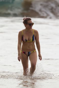 Сексуальная Хилари Дафф в ярком бикини на пляже Мауи фото #16