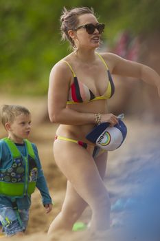 Сексуальная Хилари Дафф в ярком бикини на пляже Мауи фото #26