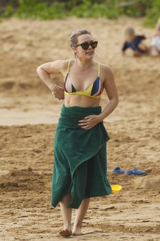 Сексуальная Хилари Дафф в ярком бикини на пляже Мауи фото #27