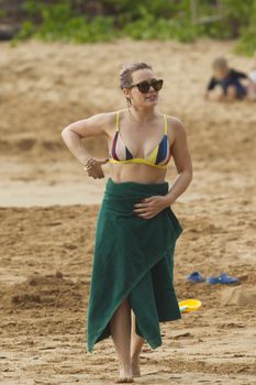 Сексуальная Хилари Дафф в ярком бикини на пляже Мауи фото #28