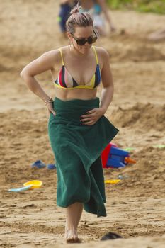 Сексуальная Хилари Дафф в ярком бикини на пляже Мауи фото #29