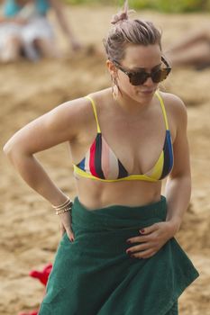 Сексуальная Хилари Дафф в ярком бикини на пляже Мауи фото #30
