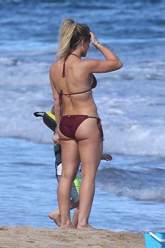 Хилари Дафф гуляет в сексуальном бикини на Гавайях фото #5