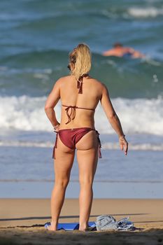 Хилари Дафф гуляет в сексуальном бикини на Гавайях фото #8