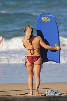Хилари Дафф гуляет в сексуальном бикини на Гавайях фото #9