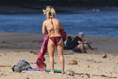 Хилари Дафф гуляет в сексуальном бикини на Гавайях фото #13