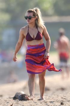 Хилари Дафф гуляет в сексуальном бикини на Гавайях фото #19