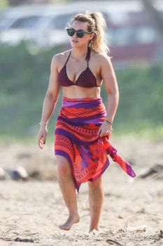 Хилари Дафф гуляет в сексуальном бикини на Гавайях фото #20