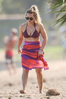 Хилари Дафф гуляет в сексуальном бикини на Гавайях фото #21