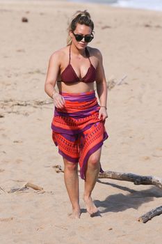 Хилари Дафф гуляет в сексуальном бикини на Гавайях фото #23