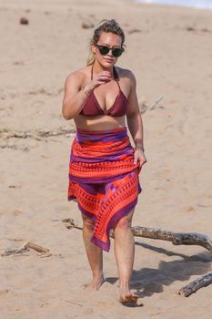 Хилари Дафф гуляет в сексуальном бикини на Гавайях фото #24