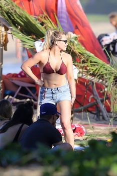 Хилари Дафф гуляет в сексуальном бикини на Гавайях фото #25