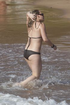 Хилари Дафф в купальнике на пляже Тихого океана фото #3