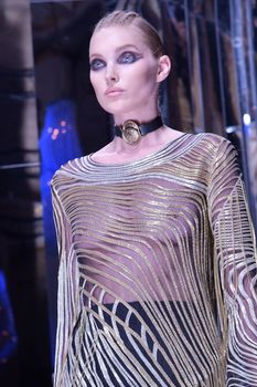 Эльза Хоск без лифчика на Paris Fashion Week фото #1