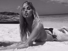 Эльза Хоск топлесс на песчаном пляже фото #2