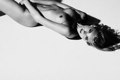 Эльза Хоск показала голую грудь в GQ фото #12