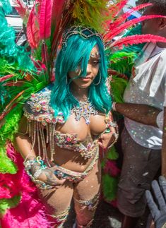 Откровенные декольте Рианны на карнавале в Барбадосе фото #1