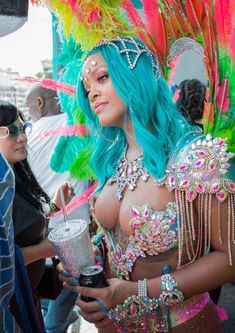 Откровенные декольте Рианны на карнавале в Барбадосе фото #3
