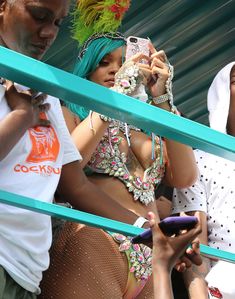Откровенные декольте Рианны на карнавале в Барбадосе фото #4