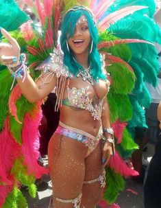 Откровенные декольте Рианны на карнавале в Барбадосе фото #6