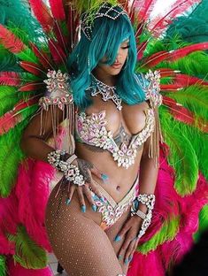 Откровенные декольте Рианны на карнавале в Барбадосе фото #7
