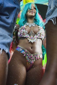 Откровенные декольте Рианны на карнавале в Барбадосе фото #9
