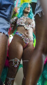 Откровенные декольте Рианны на карнавале в Барбадосе фото #10