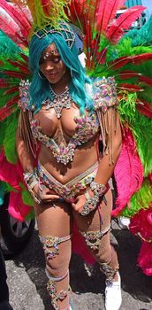 Откровенные декольте Рианны на карнавале в Барбадосе фото #15
