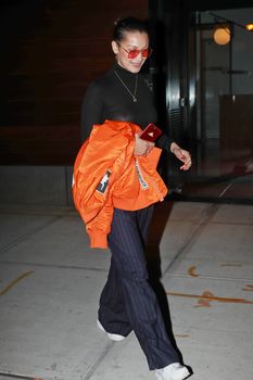 Белла Хадид сексуально засветила соски в Нью-Йорке фото #3