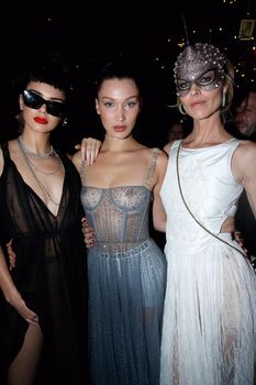 Белла Хадид показала голую грудь на Dior Ball фото #3