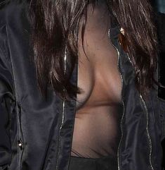 Пышная грудь Беллы Хадид в прозрачном наряде в Париже фото #5