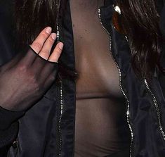 Пышная грудь Беллы Хадид в прозрачном наряде в Париже фото #13