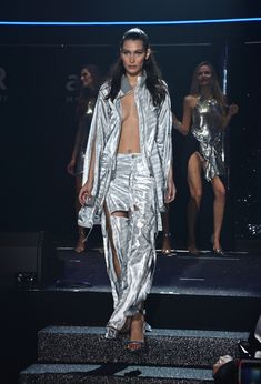 Белла Хадид дефилирует в откровенном наряде на Gala Runway Show фото #8