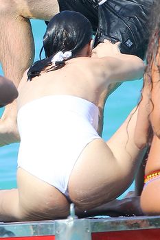 Сексуальная попка Беллы Хадид в купальнике на пляже Сент-Бартс фото #21