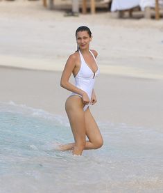 Сексуальная попка Беллы Хадид в купальнике на пляже Сент-Бартс фото #32