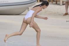 Сексуальная попка Беллы Хадид в купальнике на пляже Сент-Бартс фото #34