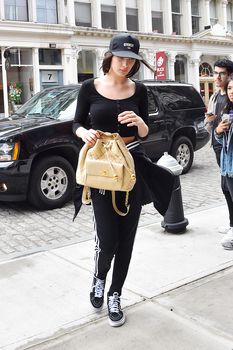 Белла Хадид без бюстгальтера гуляет в Нью-Йорке фото #2