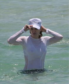 У Мадонны видно грудь сквозь мокрую одежду на пляже фото #1