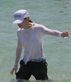 У Мадонны видно грудь сквозь мокрую одежду на пляже фото #2