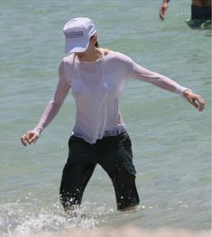 У Мадонны видно грудь сквозь мокрую одежду на пляже фото #3