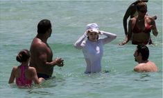 У Мадонны видно грудь сквозь мокрую одежду на пляже фото #4