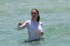 У Мадонны видно грудь сквозь мокрую одежду на пляже фото #5